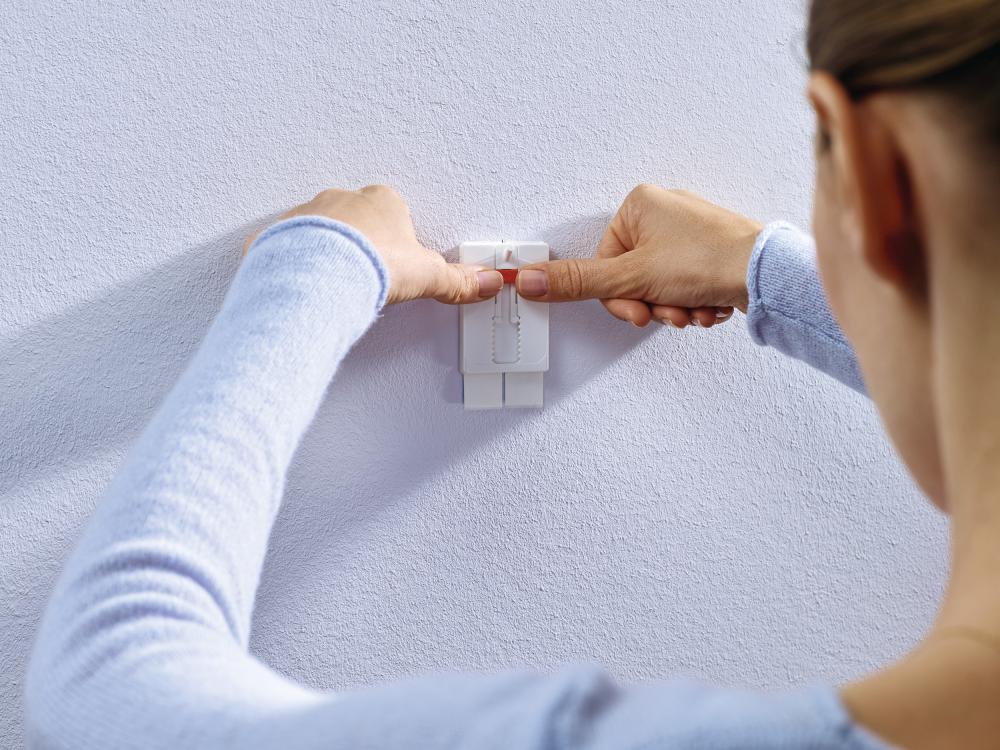 Tesa - Nastavitelný nalepovací klinec na všetky typy stien (max 2x2kg)