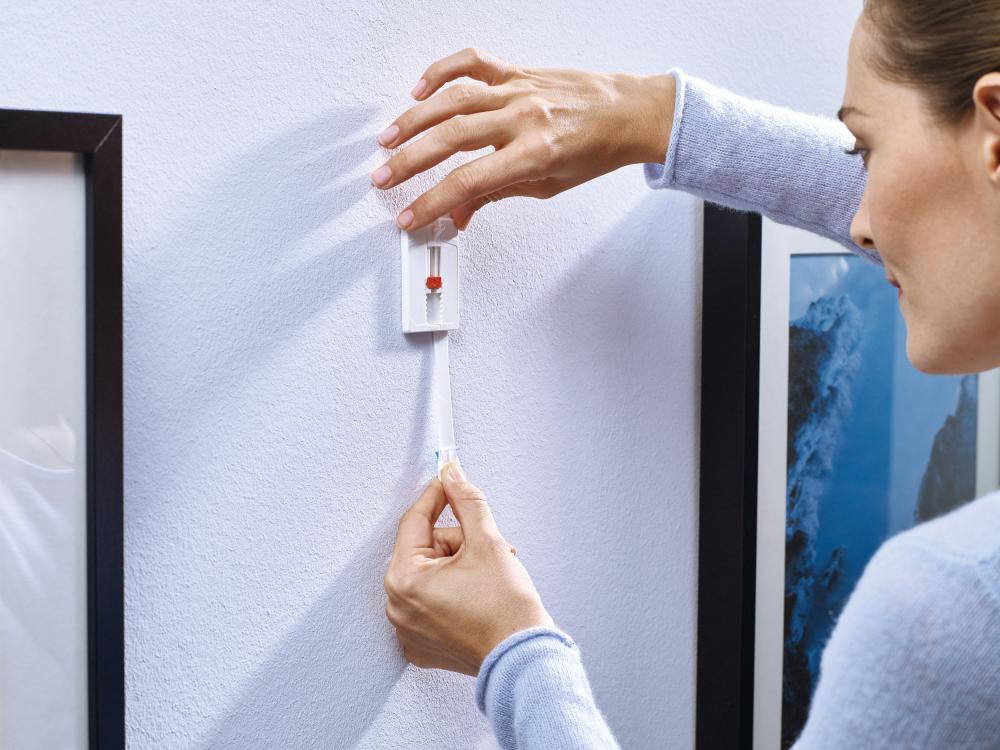 Tesa - Nastavitelný nalepovací klinec na všetky typy stien (max 2x2kg)