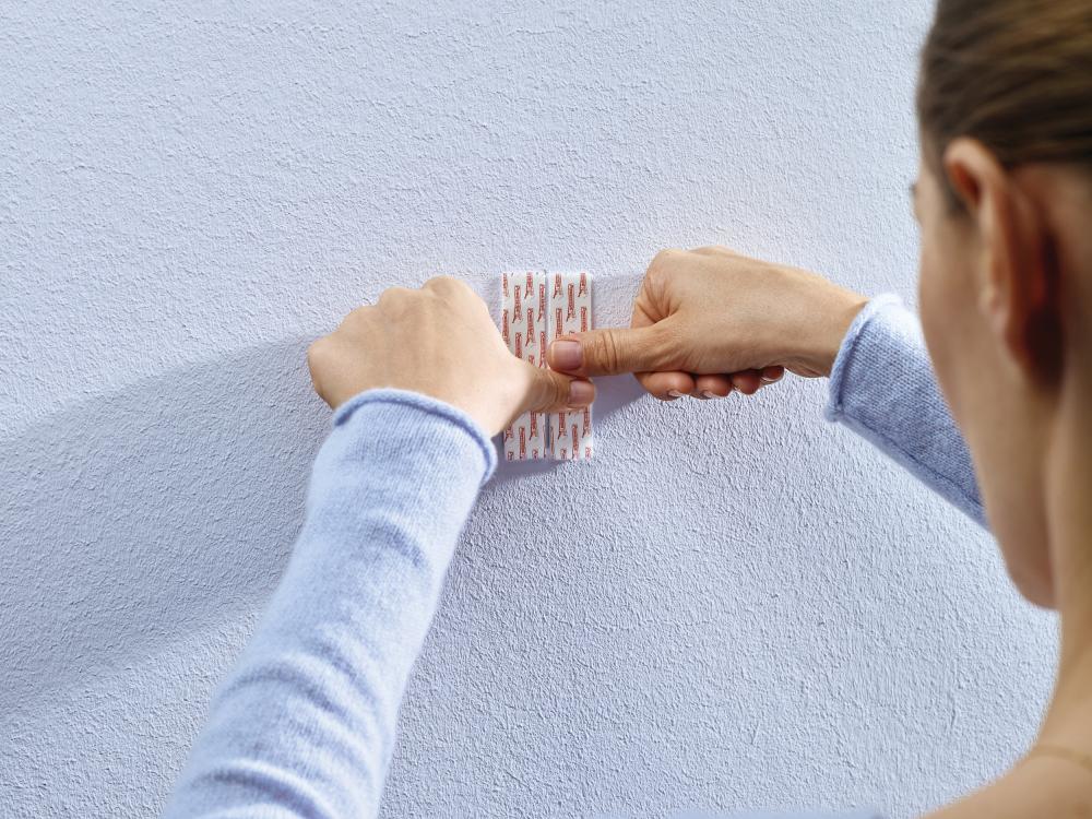 Tesa - Nastavitelný nalepovací klinec na všetky typy stien (max 2x2kg)