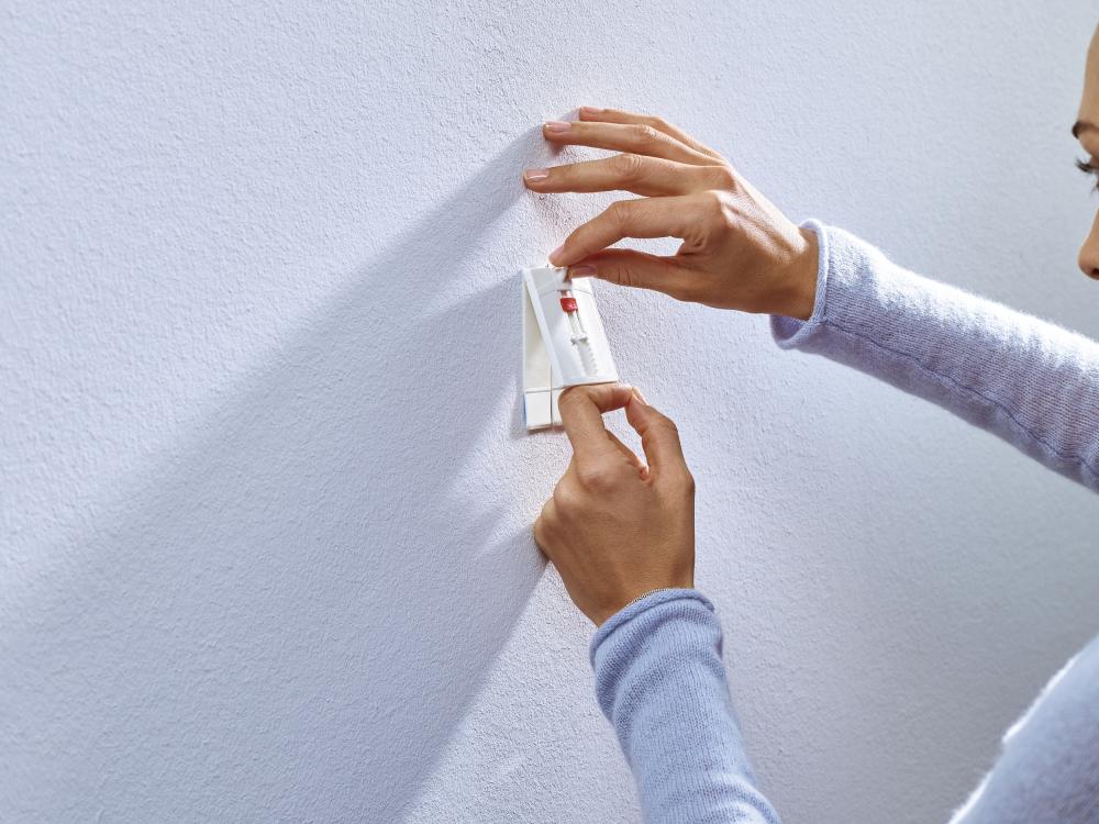 Tesa - Nastavitelný nalepovací klinec na všetky typy stien (max 2x2kg)