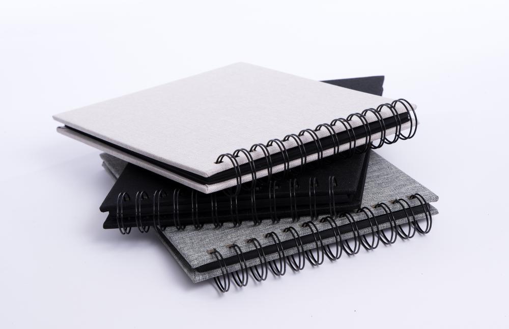 Base Line Plátno Wire-O Cierna 23x17 cm (40 Cierna Strany / 20 listov)