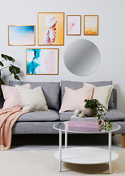 Pekná obrazová stena so zlatými rámami v rôznych veľkostiach, vrátane A4