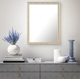 Strieborné zrkadlo v predsieni