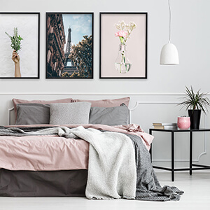 Stenová galéria s čiernymi rámami