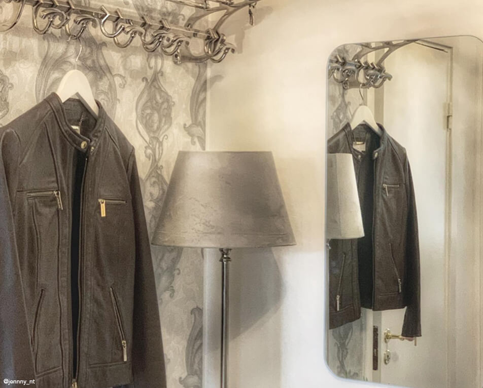 Výbava chodby - vešiak na topánky a kovové háčiky, obdĺžnikové zrkadlo a sivá lampa