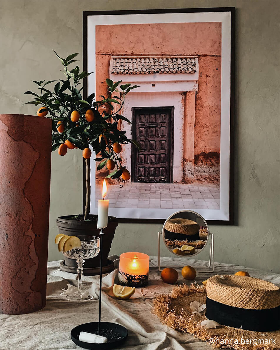 Zátišie s teplým prírodným interiérom – okrúhle stolové zrkadlo