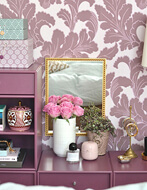 Zrkadlo v zlate proti vyzorovanej pozadí