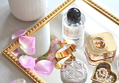 Pekné zlaté maľované zrkadlo použité ako tácka